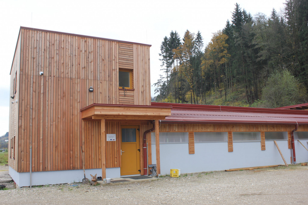 Posebno estetska je lesena macesnova fasada s prednje strani. 