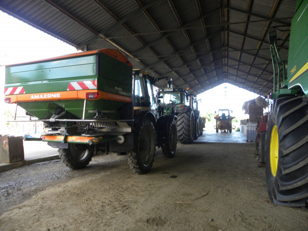 Do kmetijske mehanizacije imajo zelo spoštljiv odnos. Stalno je čista in po zaslugi lastne delavnice in obeh zaposlenih tudi vedno brezhibna in redno vzdrževana.