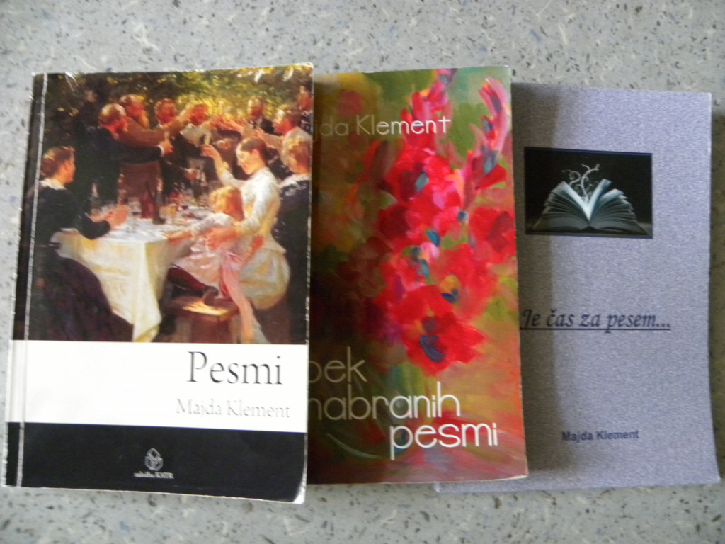 Pohvali se lahko s tremi pesniškimi zbirkami.