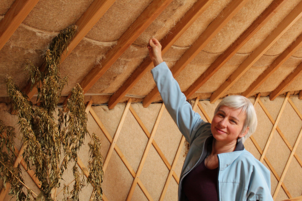 Jurta je izolirana s konopljino izolacijo