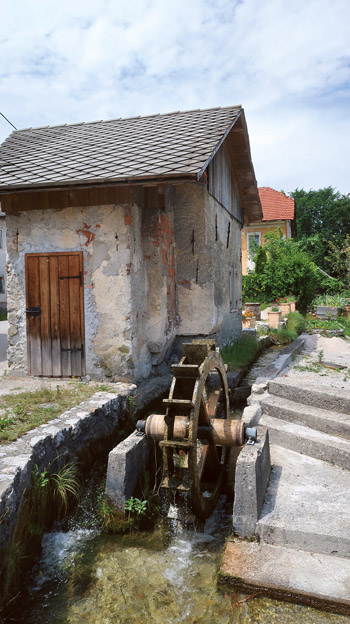 Edin ohranjena  Šparaovčeva kovačnica v Kamni Gorici je bila navdih za Župančičevo Žebljarsko. 