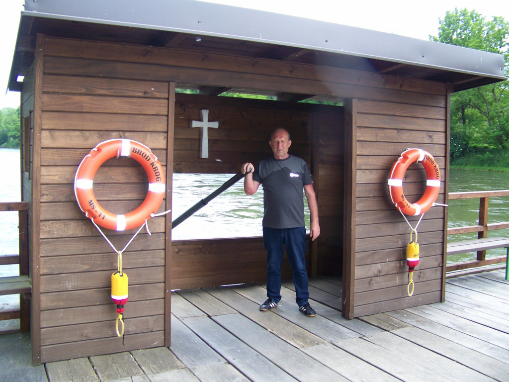 Ciril Miholič na obnovljenem brodu. 