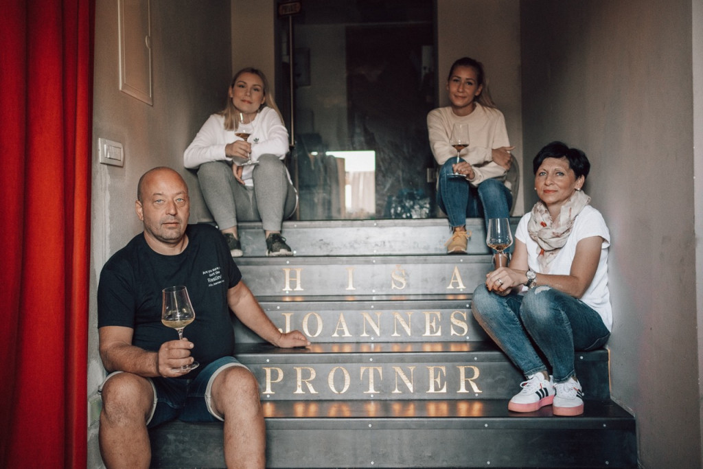 V delo na kmetiji je vpeta vsa družina Protner, na fotografiji Katarina, Ana, ki je pred kratkim predala krono mariborske vinske kraljice, Boštjan in Mojca. 