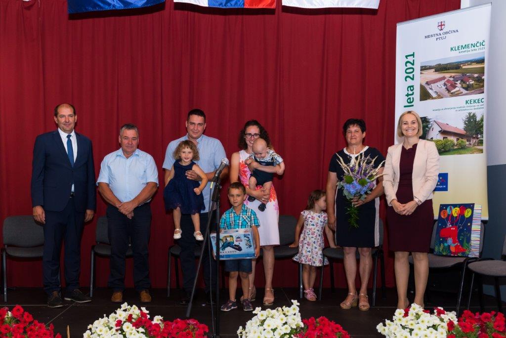 Klemenčičevi med Andrejem Reberniškom in Nuško Gajšek: (od leve): Branko, Tadej z Julijo, Jakob, Karin s Filipom in Jožica.