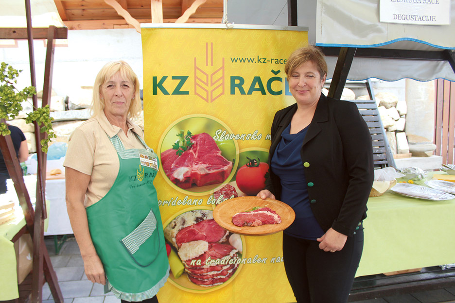 Simona Sternad Vogrin (desno) iz KZ Rače je na strokovnem posvetu predstavila dejavnosti KZ Rače in način zorjenja govedine. O izvrstnem okusu mesa so se lahko prepričali tudi obiskovalci.