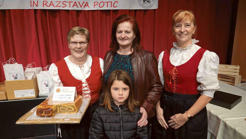 Orehovo potico brez glutena in laktoze Jožice Premru je na licitaciji kupila predsednica Zveze kmetic Slovenije Irena Ule (v sredini).