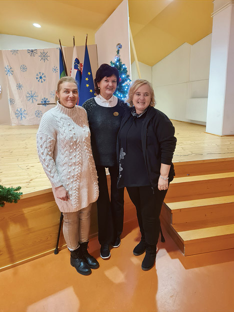 Majda v objemu Jožice Jeromel, predsednice DK Mislinjske doline, in Marjete Šteharnik, mlade kmetice leta 2018